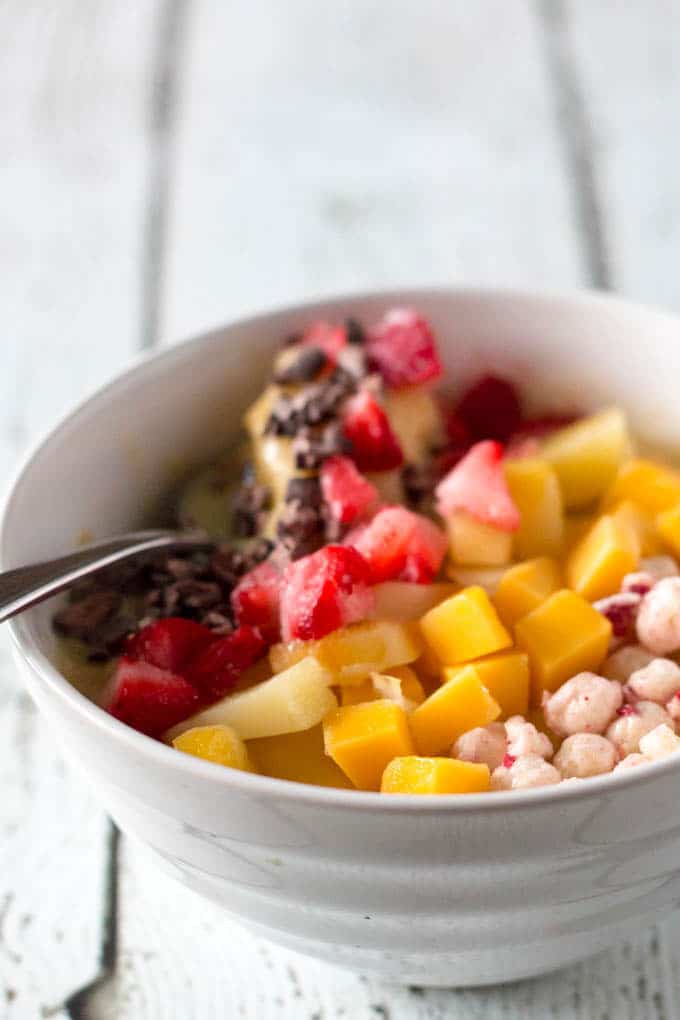 Quick and easy pineapple mango smoothie bowl that you can top with all your favourite treats.